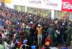 Comprar alimentos en Venezuela no es tan fácil. Hay que hacer largas filas para adquirir los renglones de más uso