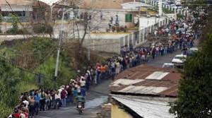 En Venezuela los ciudadanos siguen haciendo colas para comprar comida